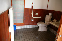 Medium_02　多目的トイレ　全景